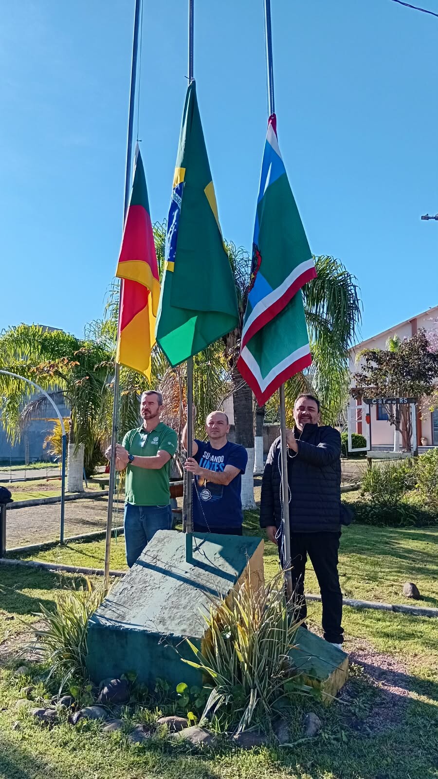 Câmara Municipal de Caraá participa de hasteamento das bandeiras na Praça da Matriz